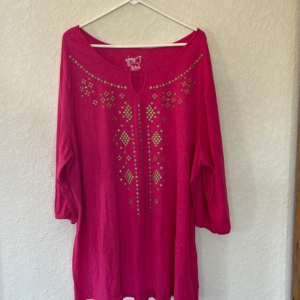 Just my size pink tunic with gold detail. Size 4X women’s EUC.